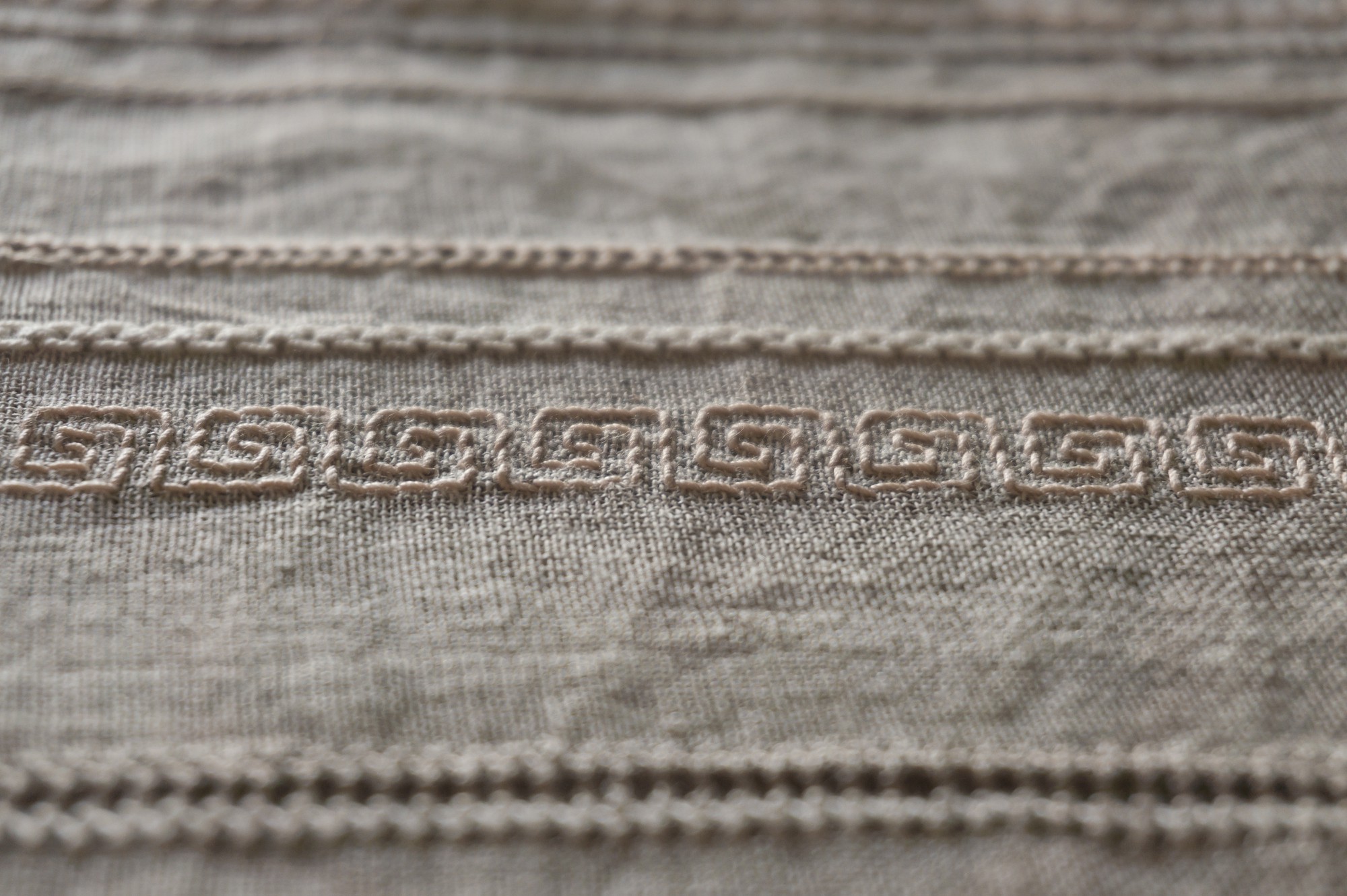 Linen üzerine detaylı nakış çalışması